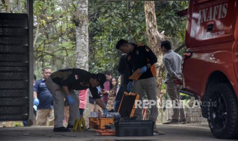 Tim Inafis Polda Jawa Barat melakukan olah tempat kejadian perkara di area rumah korban di Jalancagak, Kabupaten Subang, Jawa Barat, Selasa (24/10/2023). Direktorat Reserse Kriminal Umum (Dirkrimum) Polda Jabar melakukan olah tempat kejadian perkara (TKP) ulang kasus pembunuhan  ibu dan anak, Tuti Suhartini  (55) dan Amalia Mustika Ratu (23) yang terjadi pada tahun 2021. Dalam kasus tersebut, Dirkrimum Polda Jabar menetapkan lima orang tersangka yaitu Yosep Hidayah, M Ramdanu, Mimin, Arighi Reksa Pratama dan Abi.