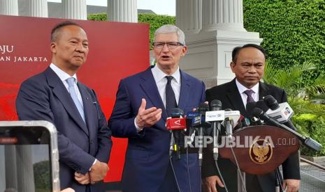 CEO Apple Tim Cook didampingi Menperin Agus Gumiwang dan Menkominfo Budi Arie Setiadi usai bertemu Presiden Jokowi di Istana Kepresidenan Jakarta, Rabu (17/4/2024).