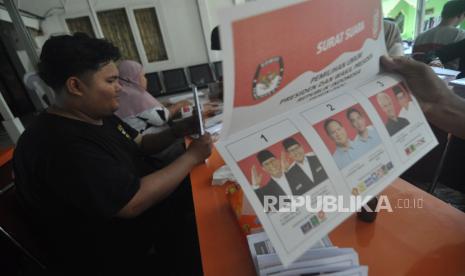 Sejumlah pekerja menyortir dan melipat surat suara pasangan calon Presiden dan Wakil Presiden untuk Pemiilu 2024 di Kantor Komisi Pemilihan Umum (KPU) Kota Bengkulu, Bengkulu, Selasa (12/12/2023). Pelipatan suara sebanyak 281.486 ribu lembar  tersebut ditargetkan selesai dalam waktu tiga hari dengan pengawasan ketat dari pihak Bawaslu serta Kepolisian.