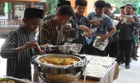 Antusiasme Siswa MIN 2 Malang Ikuti Uji Coba Program Makan Bergizi Gratis dengan Sistem Prasmanan