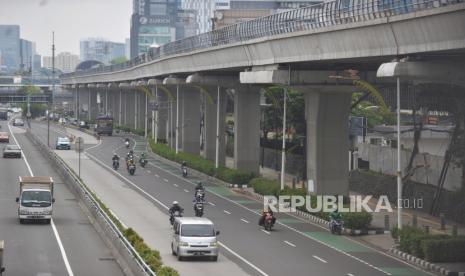 Kendaraan melintasi di Jalan MT Haryono, Jakarta, Selasa (12/3/2024). Pada hari pertama puasa/ramadhan sejumlah jalanan Jakarta terlihat lengang hal ini karena sebagian perkantoran menerapkan cuti bersama hari raya Nyepi. Selain itu Polda Metro Jaya meniadakan kebijakan aturan ganjil genap di sejumlah ruas jalan Ibu Kota sehubungan dengan hari raya Nyepi dan cuti bersama Nyepi.