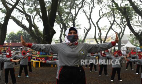 Warga lanjut usia (lansia) mengikuti senam bersama dengan menerapkan protokol kesehatan pencegahan COVID-19 di Kota Madiun, Jawa Timur. 