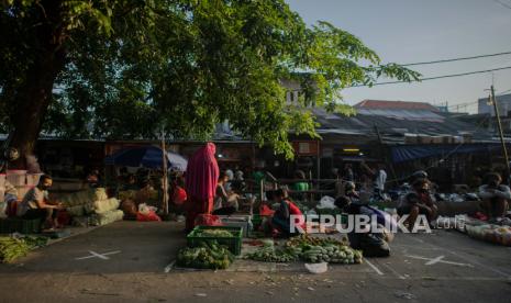 Sejumlah pedagang menerapkan jarak fisik saat berjualan di Pasar Perumnas Klender, Jakarta, Selasa (16/6). Perumda Pasar Jaya mulai menerapan protokol kesehatan serta jarak fisik untuk pedagang pada masa pembatasan sosial berskala besar (PSBB) transisi sebagai upaya menekan penyebaran COVID-19 di wilayah pasar tradisional