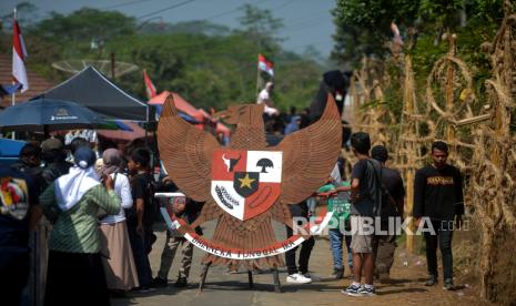 Warga membawa lambang Pancasila saat karnaval Wahyu Makutaning Kamardikan di Panggung Festival Lima Gunung Desa Baleagung, Grabag, Magelang, Jawa Tengah, Kamis (24/8/2023). 