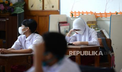 Siswa mengikuti ujicoba pembelajaran tatap muka. Namun adanya peningkatan kasus Covid-19 membuat Pemkab Garut kembali menghentikan kegiatan pembelajaran tatap muka (ilustrasi)