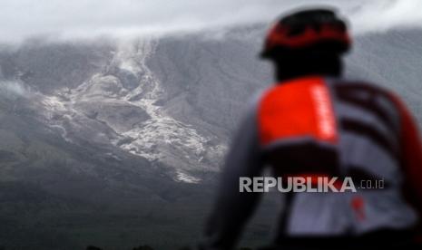 Jalur aliran lahar panas Gunung Semeru terpantau dari desa Oro Oro Ombo, Pronojiwo, Lumajang, Jawa Timur, Ahad (17/1/2021). Pusat Vulkanologi dan Mitigasi Bencana Geologi (PVMBG) mengimbau masyarakat tidak melakukan aktivitas di radius wilayah sejauh 4 km arah bukaan kawah aktif sebagai alur luncuran awan panas di sekitar kawasan Besok Grobokan karena ada peningkatan aktivitas. 