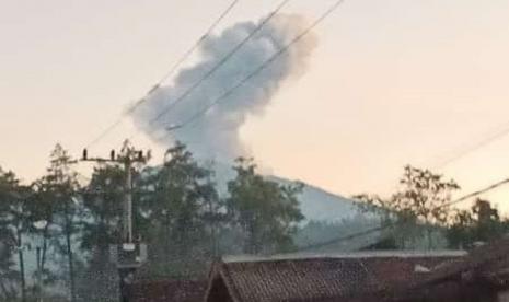 Gunung Raung Erupsi: Terjadi 4 Kali Letusan, Abu Vulkanik Setinggi 1500 Meter