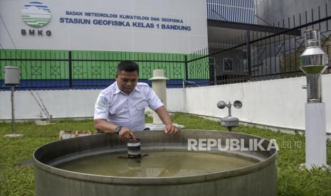 Petugas mengukur jumlah penguapan menggunakan panci penguapan di halaman Kantor BMKG Bandung, Bandung, Jawa Barat, Senin (18/12/2023). Deputi Bidang Meteorologi BMKG, Guswanto mengungkapkan, peningkatan suhu yang terjadi di beberapa wilayah di Indonesia dalam beberapa hari terakhir disebabkan oleh dinamika atmosfer yang kompleks. Selain itu, dampak El Nino dan Dipole Mode Positif, serta distribusi curah hujan yang belum merata. Hal tersebut berpengaruh pada penurunan curah hujan dan perubahan cuaca panas di Indonesia.