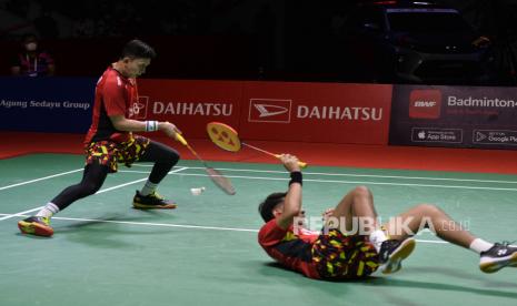 Pebulu tangkis ganda putra Indonesia Fajar Alfian/Rian Ardianto mengembalikan kok ke arah ganda putra Cina Liang Wei Keng/Wang Chang pada babak final Daihatsu Indonesia Master 2022 di Istora Senayan, Jakarta, Ahad (12/6/2022). Pada pertandingan itu Fajar/Rian menang dengan skor 21-10, 21-17 dan keluar sebagai juara.