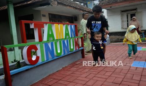 Garut Raih Penghargaan Sebagai Kabupaten Sangat Inovatif. Sejumlah anak bermain di Taman Cinunuk, Wanaraja, Kabupaten Garut, Jawa Barat, Jumat (18/12/2020). Kabupaten Garut membangun dan menyedikan ruang terbuka publik di kawasan pemukiman padat yang dapat dimanfaatkan oleh masyarakat dan meningkatkan taraf kebahagiaan masyarakat secara umum. 