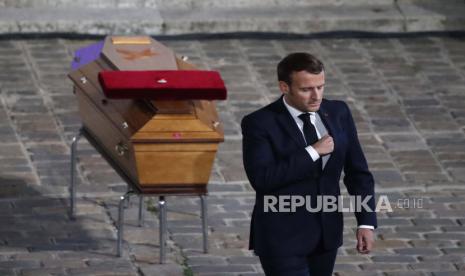 Presiden Prancis Emmanuel Macron pergi setelah memberikan penghormatan di depan peti mati guru Samuel Paty yang terbunuh di halaman universitas Sorbonne selama acara peringatan nasional, Rabu, 21 Oktober 2020 di Paris. Guru sejarah Prancis Samuel Paty dipenggal di Conflans-Sainte-Honorine, barat laut Paris, oleh seorang pengungsi Chechnya kelahiran Moskow berusia 18 tahun, yang kemudian ditembak mati oleh polisi. 