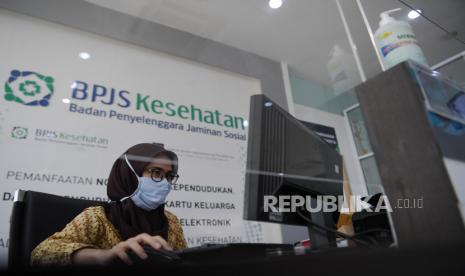 Petugas melayani peserta BPJS Kesehatan dengan tanpa tatap muka di Kantor BPJS Kesehatan cabang Jakarta Selatan, Jakarta, Selasa (6/10/2020). BPJS Kesehatan melakukan inovasi pelayanan tanpa tatap muka dengan program Pelayanan Administrasi Melalui Whatsapp (Pandawa) untuk mencegah penyebaran COVID-19 dan mempermudah pelayanan bagi peserta.