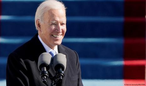 Resmi Dilantik, Joe Biden Serukan Akhiri Perang Tak Beradab | Republika ...