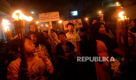 Sejumlah anak-anak mengikuti pawai obor keliling ketika merayakan malam takbiran di Kawasan Pramuka, Jakarta, Jumat (21/4/2023). (Ilustrasi)