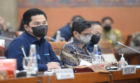 Menteri Badan Usaha Milik Negara (BUMN) Erick Thohir mengikuti rapat kerja dengan Komisi VI DPR di Kompleks Parlemen, Senayan, Jakarta, Rabu (22/9). Rapat kerja tersebut membahas terkait penyesuaian Rencana Kerja Anggaran 2022 Kementerian atau Lembaga sesuai hasil pembahasan Badan Anggaran DPR.Prayogi/Republika.