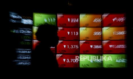 Indeks harga saham gabungan (IHSG) Rabu (26/8) melemah 0,21 persen atau turun 11 poin ke level 5.327,46. 