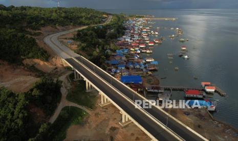 Foto udara beberapa kendaraan melintas di atas jembatan antara Kota Kendari dan Kecamatan Soropia di Kabupaten Konawe, Sulawesi Tenggara, Rabu (5/7/2023).  Pembangunan jalan dan jembatan sepanjang lebih 14 kilometer tersebut guna meningkatkan kegiatan di sektor perikanan dan pariwisata serta aktivitas perekonomian antara kabupaten-kabupaten yang menghubungkan ke pusat Kota Kendari.  