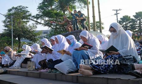 Sejumlah warga tadarus Al Quran bersama saat memperingati Nuzulul Quran di kawasan taman Pancasila kota Temanggung, Jawa Tengah, Ahad (17/4/2022). Kegiatan yang diikuti oleh ratusan umat Islam dan dilakukan di lokasi yang berdekatan dengan Klenteng dan Gereja tersebut sebagai bentuk kecintaan umat Islam kepada Al Quran sekaligus sebagai pesan bahwa Islam agama cinta damai. 