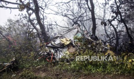  Pemandangan menunjukkan puing-puing helikopter Presiden Iran yang jatuh, di kawasan Varzaghan, provinsi Tabriz, barat daya Iran, pada Senin (20/5/2024). Iran menetapkan hari berkabung selama 5 hari.