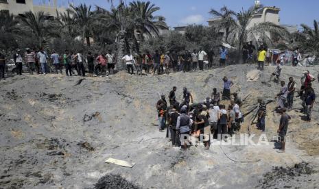 Pengungsi Palestina yang sedang mencari jenazah keluarganya di Khan Younis, Ahad (14/7/2024).