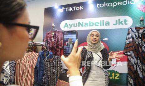 TikToker Ayu Nabella mempromosikan produk di booth selama promo Beli Lokal 12.12 di Jakarta, 12 Desember 2023.