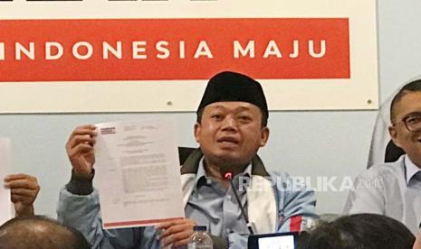 Sekretaris TKN Prabowo Gibran, Nusron Wahid saat memperlihatkan SK Khofifah Indar Parawansa resmi bergabung ke TKN.