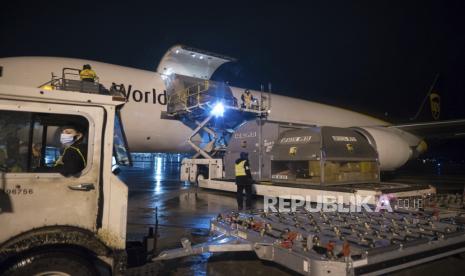 Awak darat bandara menurunkan pesawat yang membawa pengiriman pertama vaksin Pfizer COVID-19, yang disetujui untuk anak-anak berusia 5 hingga 11 tahun, di Hamilton, Ontario, 21 November 2021.