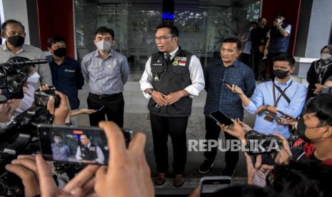 Gubernur Jawa Barat Ridwan Kamil (ketiga kanan) didampingi Kepala Dinas Pendidikan Jawa Barat Dedi Supandi (kedua kanan) memberikan keterangan pers usai memantau sistem Penerimaan Peserta Didik Baru (PPDB) di Kantor Dinas Pendidikan (Disdik) Provinsi Jawa Barat, Jalan Dr Rajiman, Kota Bandung, Selasa (7/6/2022). Kuota Penerimaan Peserta Didik Baru (PPDB) untuk tingkat SMA sederajat di Jawa Barat mencapai 704.592 kursi dan pendaftarannya dimulai serentak 6 Juni hingga 10 Juni 2022. Foto: Republika/Abdan Syakura