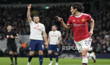 Pemain Manchester United Edinson Cavani merayakan setelah mencetak gol kedua timnya pada pertandingan sepak bola Liga Premier Inggris antara Tottenham Hotspur dan Manchester United di Stadion Tottenham Hotspur di London, Ahad (31/10). 