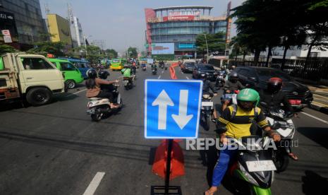 Sejumlah kendaraan melintasi Jalan Ir. H. Djuanda yang diberlakukan dua arah di Kota Bogor, Jawa Barat, Rabu (10/5/2023). Pemerintah Kota Bogor mengubah skema lalu lintas Sistem Satu Arah (SSA) di lingkar Istana Bogor menjadi dua arah dampak dari revitalisasi Jembatan Otista. Jalur lingkar Istana Bogor yang terdampak tersebut yaitu Jalan Ir H. Djuanda, Jalan Jalak Harupat, Jalan Otista dan Jalan Pajajaran.