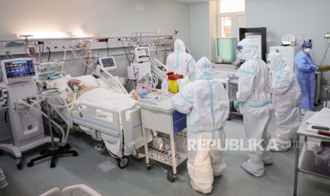 Pasien Covid-19 bergejala parah dirawat di unit perawatan intensif (ICU). Studi mengungkap, pasien yang selamat dari kasus Covid-19 yang parah menjadi rentan terhadap penyakit lain karena penurunan kesehatan secara keseluruhan. 