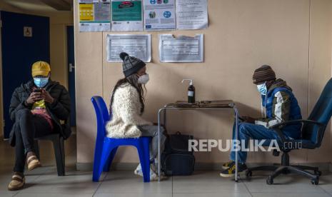 Orang-orang mendaftar untuk vaksinasi COVID-19 di rumah sakit Baragwanath Soweto, Afrika Selatan, Senin 13 Desember 2021.