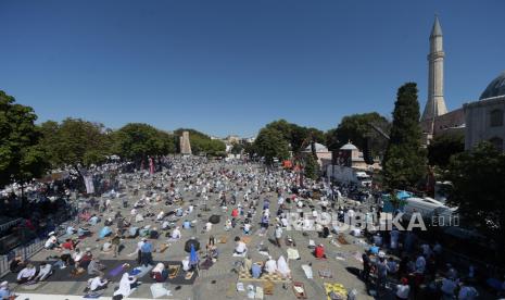 Sholat Jumat, Area Sekitar Hagia Sophia Jadi Lautan Manusia. Setia menunggu di distrik bersejarah Sultanahmet Istanbul, dekat Hagia Sophia era Byzantium, Jumat, 24 Juli 2020. Ratusan umat Islam membuat jalan ke monumen Istanbul Jumat untuk mengambil bagian dalam sholat Jumat pertama dalam 86 tahun.