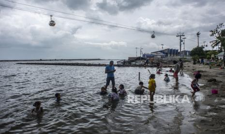 469 Ribu Orang Gunakan KA Selama Libur Isra Miraj. Foto:   Sejumlah wisatawan bermain di kawasan Pantai Indah, Taman Impian Jaya Ancol, Jakarta, Senin (28/2/2022). Tempat rekreasi di Ibu Kota ramai dikunjungi warga untuk berwisata saat libur Isra Miraj 2022. 