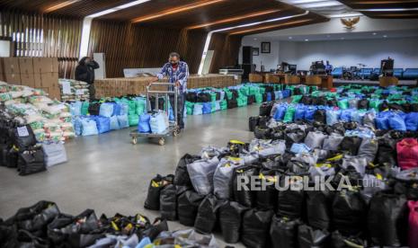 Petugas menyiapkan paket bantuan sosial di Gedung Serbaguna Balai Kota, Bandung, Jawa Barat, Jumat (1/10/2021). Pemerintah Kota Bandung menyiapkan 2.000 paket makanan sehat dan vitamin bagi balita stunting serta anak yatim piatu yang ditinggal orang tuanya akibat COVID-19 dengan sistem penyaluran melaui setiap kecamatan di Kota Bandung. 