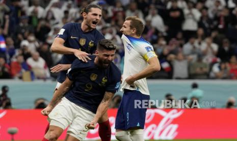 Adrien Rabiot dari Prancis, atas, dan Olivier Giroud dari Prancis merayakan setelah Harry Kane dari Inggris melewatkan tendangan penalti selama pertandingan sepak bola perempat final Piala Dunia antara Inggris dan Prancis, di Stadion Al Bayt di Al Khor, Qatar, Sabtu, 10 Desember 2022.