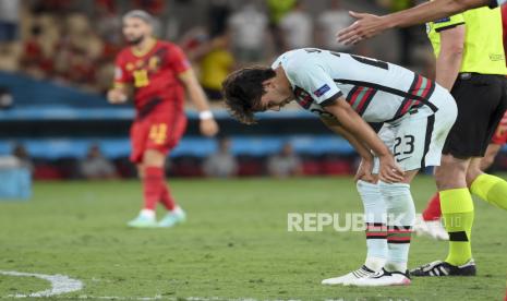 Joao Felix dari Portugal bereaksi selama pertandingan babak 16 besar kejuaraan sepak bola Euro 2020 antara Belgia dan Portugal di Stadion La Cartuja, Sevilla, Spanyol, Ahad, 27 Juni 2021. 