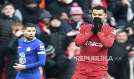 Reaksi Cody Gakpo (kanan) pada pertandingan sepak bola Liga Utama Inggris antara Liverpool FC dan Chelsea FC di Liverpool, Inggris,Sabtu (21/1/2023).