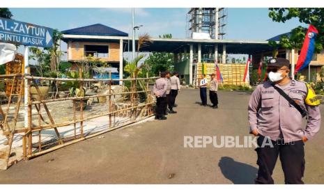 Polisi melakukan penggeledahan terhadap Mahad Al-Zaytun, Desa Mekarjaya, Kecamatan Gantar, Kabupaten Indramayu, Jumat (4/8/2023). 