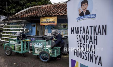 Warga memilah sampah anorganik dan organik di Tempat Pengolahan Sampah Terpadu (TPST), Cihaurgeulis, Kota Bandung, Jumat (5/2). 