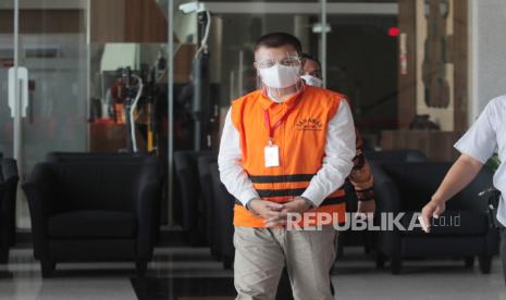 Bupati nonaktif Bandung Barat Aa Umbara Sutisna berjalan keluar usai menjalani pemeriksaan di Gedung Merah Putih KPK, Jakarta, Selasa (3/8/2021). KPK memeriksa Aa Umbara Sutisna sebagai tersangka terkait kasus dugaan tindak pidana korupsi pengadaan barang tanggap darurat bencana atau Bansos pandemi COVID-19 pada Dinas Sosial Pemerintah Daerah Kabupaten Bandung Barat Tahun 2020. 