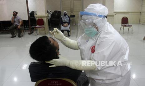 Petugas kesehatan melakukan test swab warga di Padang, Sumatera Barat, Ahad  (7/6/2020). Pemprov Sumbar akan menerapkan Tatanan Normal Baru Produktif dan Aman COVID-19 mulai Senin (8/6/2020), kecuali Kota Padang yang akan menjalani masa transisi hingga 12 Juni dan Kabupaten Kepulauan Mentawai hingga 20 Juni 2020