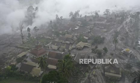  Foto udara yang diambil dengan drone ini menunjukkan rumah-rumah yang tertutup abu vulkanik setelah letusan Gunung Semeru di desa Sumberwuluh, Lumajang, Jawa Timur, Indonesia, Senin, 5 Desember 2022. Kondisi cuaca yang membaik pada Senin memungkinkan penyelamat untuk melanjutkan upaya evakuasi. mencari kemungkinan korban setelah gunung berapi tertinggi di pulau terpadat di Indonesia itu meletus, dipicu oleh hujan monsun.