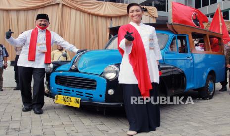 Pasangan bakal calon Wali Kota dan Wakil Wali Kota Tangerang Selatan, Muhamad (kiri) dan Rahayu Saraswati (kanan) berfoto bersama usai menyerahkan berkas pendaftaran ke Komisi Pemilihan Umum (KPU) Tangerang Selatan di Setu, Tangerang Selatan, Banten, Jumat (4/9/2020). Pasangan Muhamad dan Rahayu Saraswati yang diusung PDI Perjuangan, Partai Gerindra, PSI, PAN dan Partai Hanura resmi mendaftarkan diri sebagai kontestan pada Pemilihan Kepala Daerah (Pilkada) Kota Tangerang Selatan tahun 2020. 