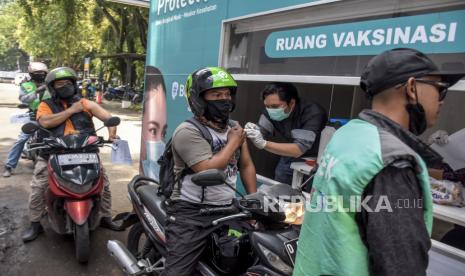 Vaksinator menyuntikkan vaksin Covid-19 ke warga saat pelaksanaan vaksinasi menggunakan sistem layanan tanpa turun (lantatur) di Taman Tegallega, Kota Bandung, Selasa (9/11). Wakil Wali Kota Bandung Yana Mulyana mengeklaim Banndung sudah mencapai herd immunity.