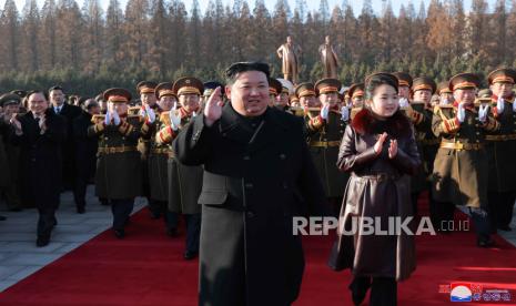 Sebuah foto yang dirilis oleh Kantor Berita Pusat Korea Utara (KCNA) pada 9 Februari 2024, menunjukkan pemimpin Korea Utara Kim Jong Un dan putrinya Kim Ju Ae menghadiri jamuan makan. 