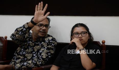 Pendiri Lokataru Haris Azhar (kiri) dan Koordinator KontraS Fatia Maulidiyanti menunggu waktu sidang dakwaan di Pengadilan Negeri Jakarta Timur, Senin (3/4/2023). Haris Azhar dan Fatia Maulidiyanti didakwa melakukan pencemaran nama baik terhadap Menteri Koordinator Bidang Kemaritiman dan Investasi Luhut Binsar Pandjaitan dalam unggahan video pada akun Youtube milik Haris Azhar.