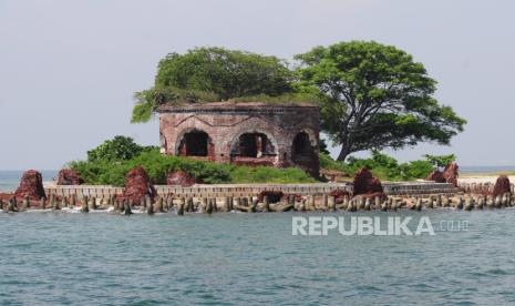 Benteng Martello yang terletak di Pulau Cipir tak jauh dari Pulau Onrust, Kepulauan Seribu, Jakarta. Taman arkeologi Onrust di Kepulauan Seribu dibuka untuk umum sejak 12 Oktober 2020. 