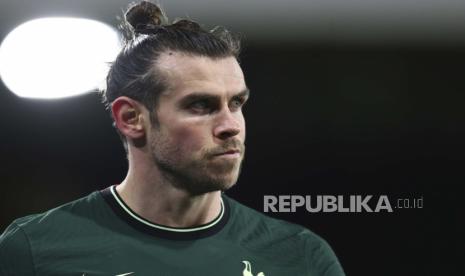 Tottenham Gareth Bale pergi setelah diganti selama pertandingan sepak bola Liga Premier Inggris antara Fulham v Tottenham Hotspur di stadion Craven Cottage di London, Kamis, 4 Maret 2021. 