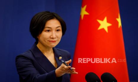 Juru bicara Kementerian Luar Negeri China Mao Ning memberi isyarat saat konferensi pers di Kementerian Luar Negeri di Beijing, China, 24 Maret 2023. 